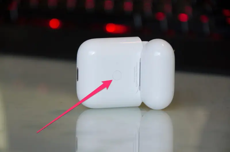 Button on the back of the case to connect Airpods to Apple Watch.